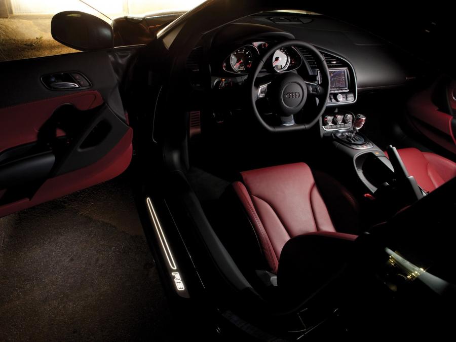 Интерьер Audi R8 2007 года  (NA) (фото 24 из 31)